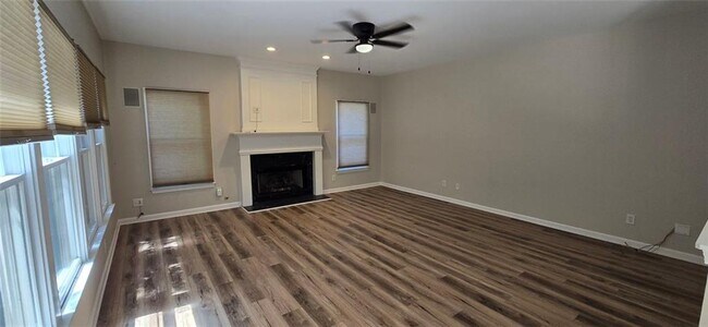 Building Photo - 174 Ennisbrook Dr SE