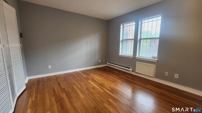 Building Photo - 16-20-20 Townley St
