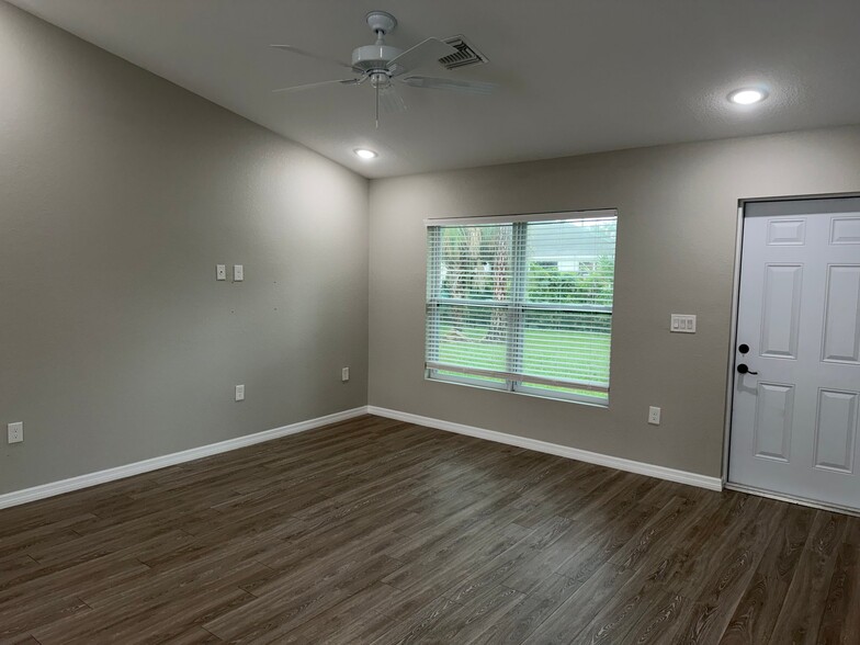 Building Photo - 6054 N Moss Cir