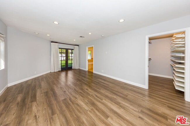 Building Photo - 4503 Vesper Ave