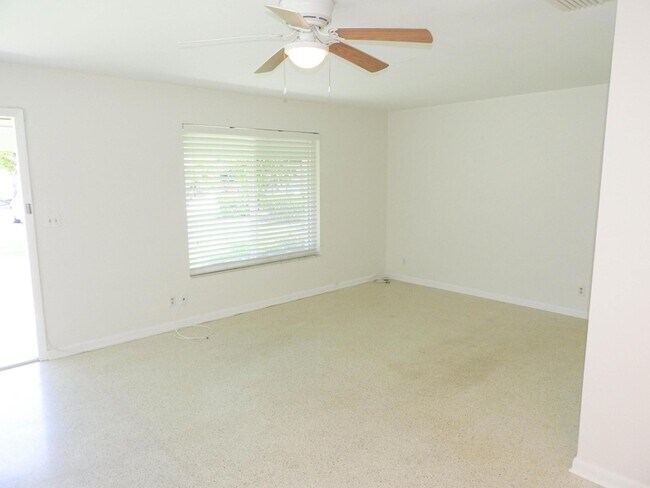 Building Photo - 1232 Cabana Rd