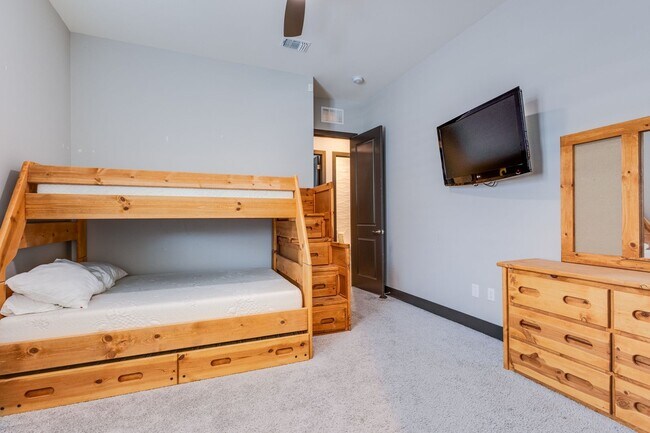 Building Photo - Stunning 5Bed/4.5 Bath home located in a prestigious guard gated community in Summerlin