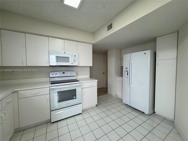 Building Photo - $3,100MONTHLY;3300 NE 191ST STREET #1106 A...