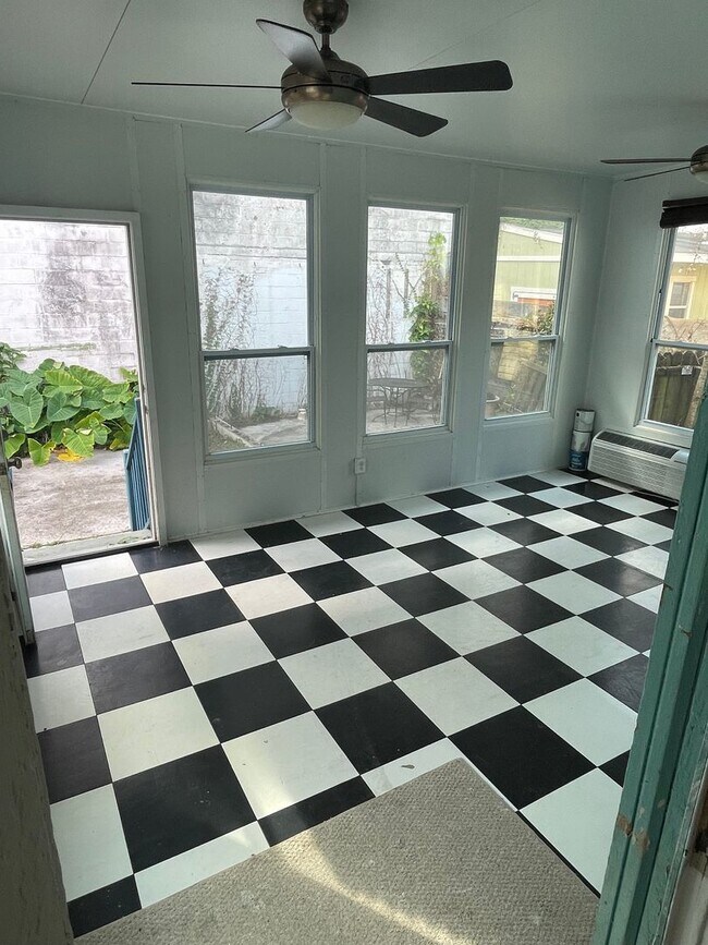 Building Photo - 2BD/1BA Shotgun w/ Huge Sunroom and Backyard