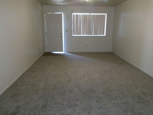 Building Photo - UPDATED 3 BEDROOM 2 BATH