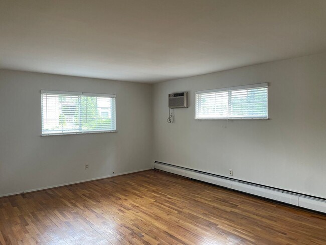 Building Photo - 2 BR IN HYDE PARK WITH OFF STREET PARKING