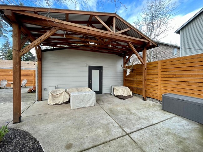 Building Photo - Charming 3Bed 2Bth Montavilla Neighborhood with Detached Additional Living Area and Backyard Grea...