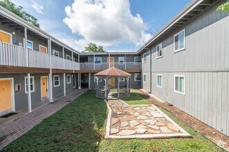 Building Photo - 2401 Manor Rd