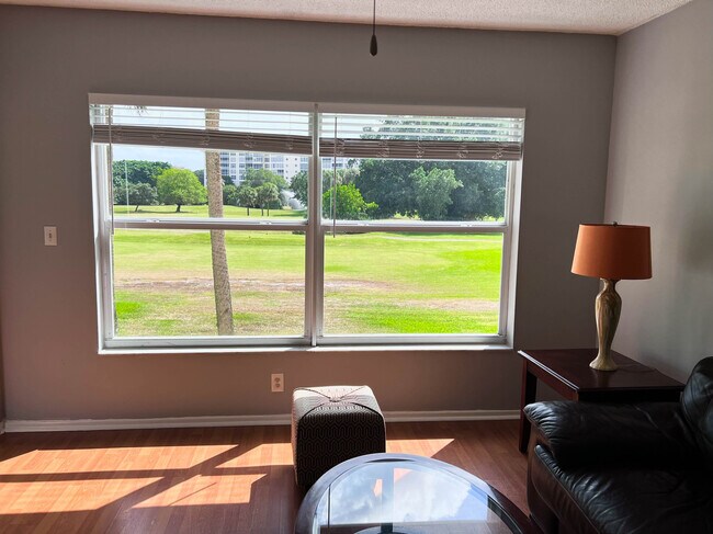 Building Photo - 2850 N Palm Aire Dr