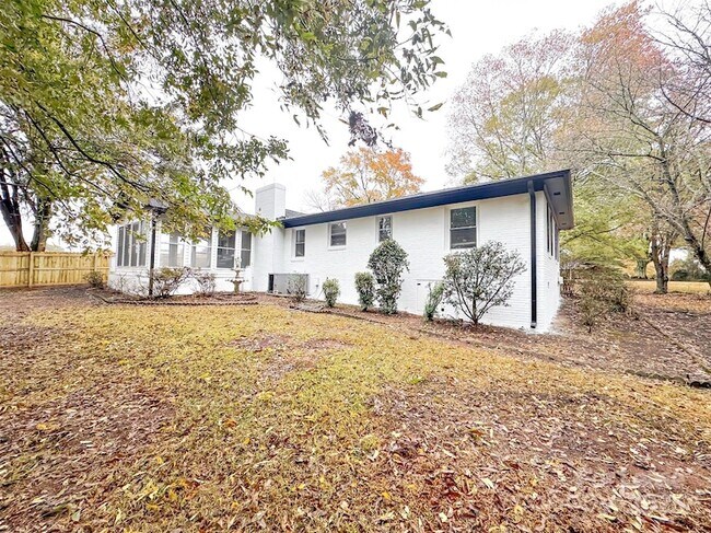 Building Photo - 9454 Flowes Store Rd