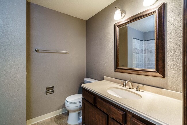 Building Photo - 3 Bedroom 2 Bath Single Level with Fence B...
