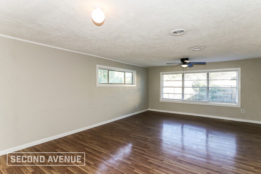 Building Photo - 5911 Kenilwood Dr