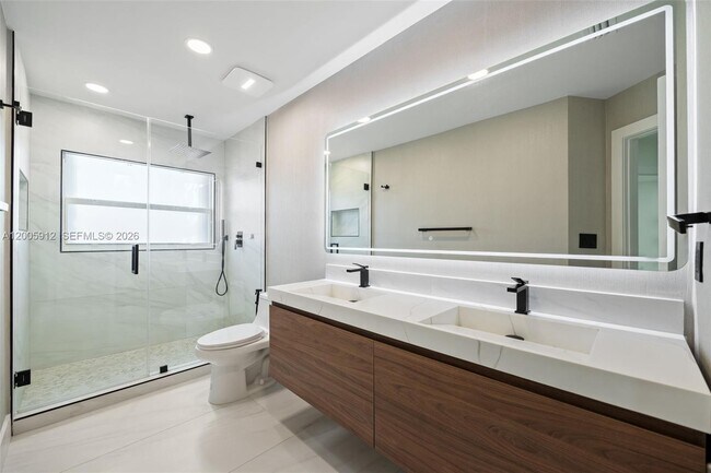 Building Photo - 21012 NE 34th Ct