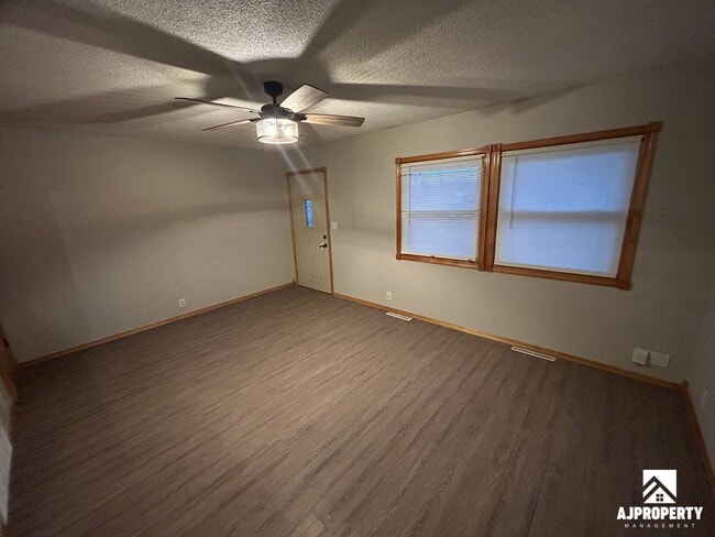 Building Photo - 2409 E 6th St