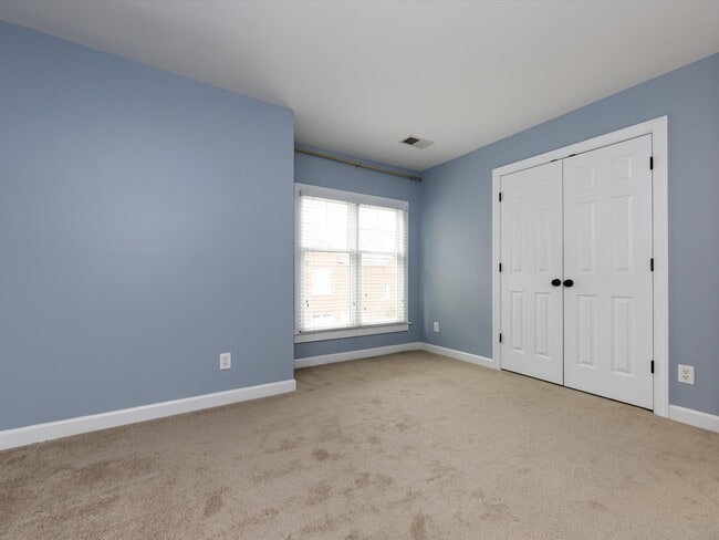 Building Photo - 4936 S Hill View Dr