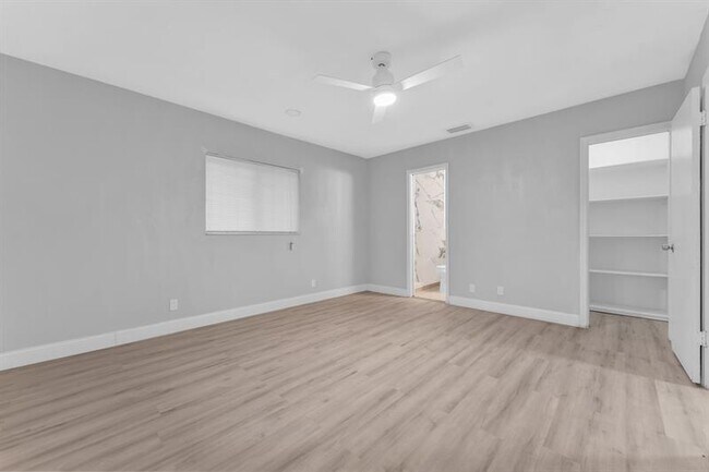 Building Photo - 7902 NW 70th Ct