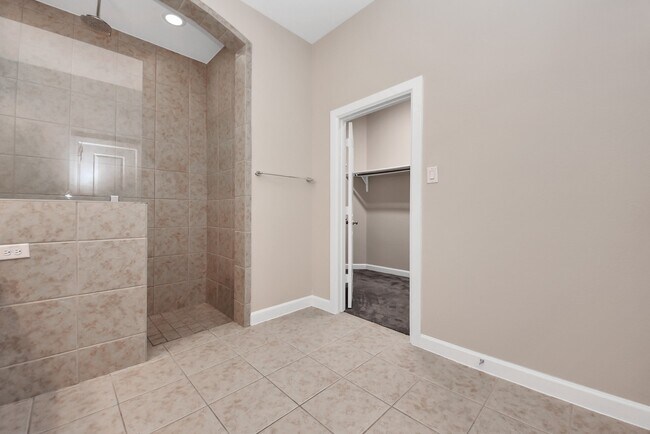 Building Photo - 8114 Silverspot Ln