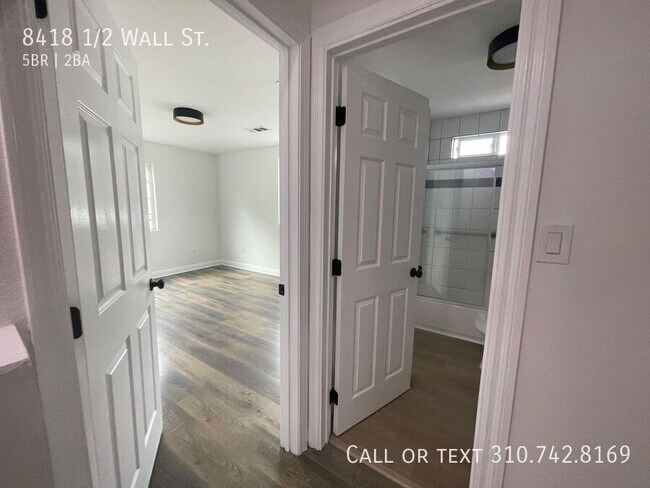 Building Photo - 8418 1/2 Wall St.-