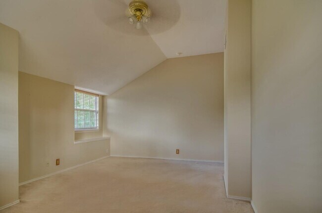 Building Photo - Wonderful 4BR/2.5 Bath in Encino Park -- D...
