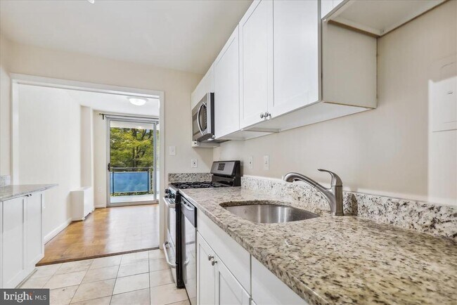 Primary Photo - 10401 Grosvenor Pl