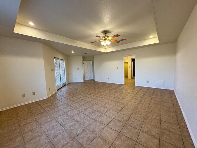 Building Photo - 123 La Paloma Dr