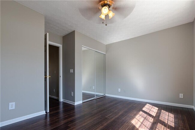 Building Photo - 317 W Oaks Trail