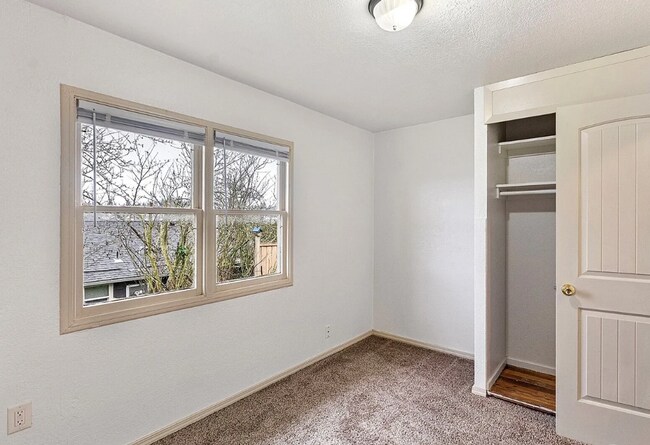 Building Photo - Sheridan duplex bremerton