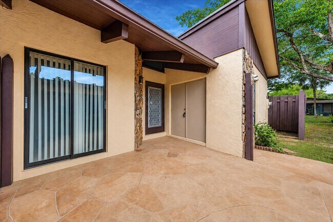 Building Photo - 412 Briarwood Cir