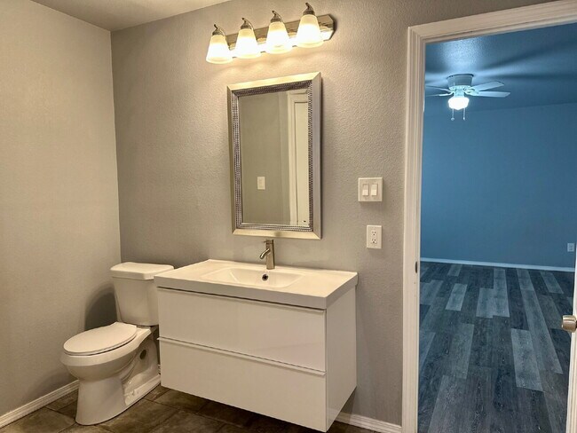Building Photo - Move-In Special!