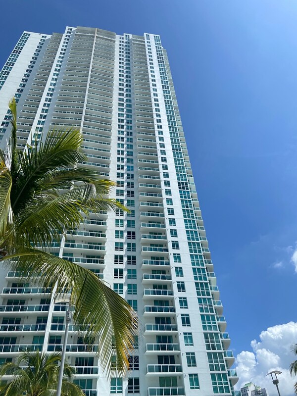 Primary Photo - 950 Brickell Bay Dr