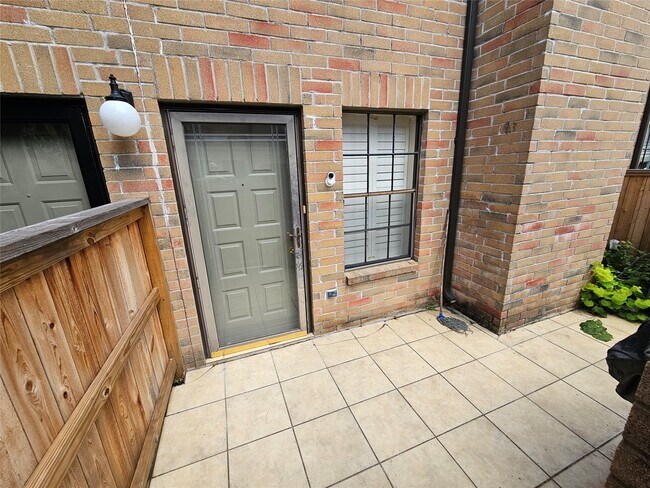 Building Photo - 9800 Pagewood Ln