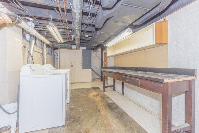 Building Photo - 909 E Ann St