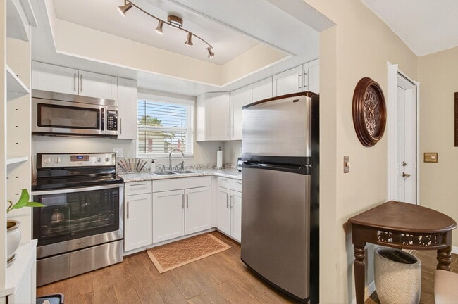 Building Photo - 2661 Barkley Dr W