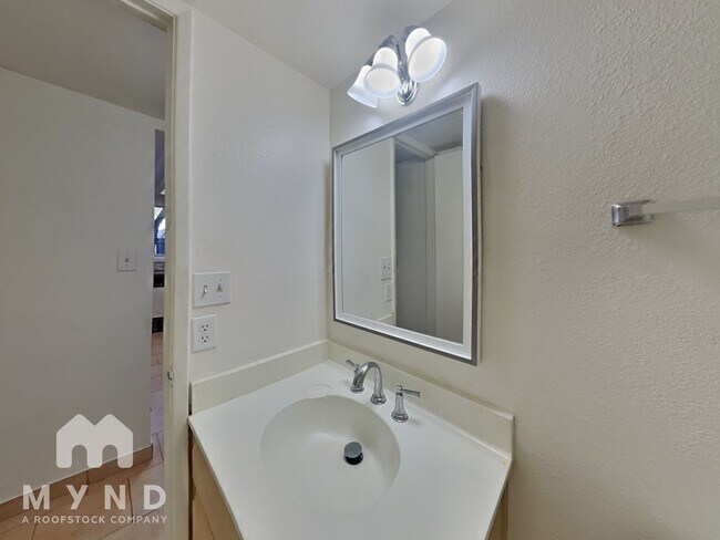 Building Photo - 4305 W Solano Dr N