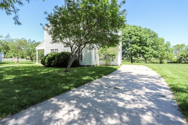 Building Photo - 3 Bedroom 2 bath TownHome