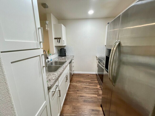 Building Photo - 2bed/2.5 bath PET FRIENDLY Townhome Availa...