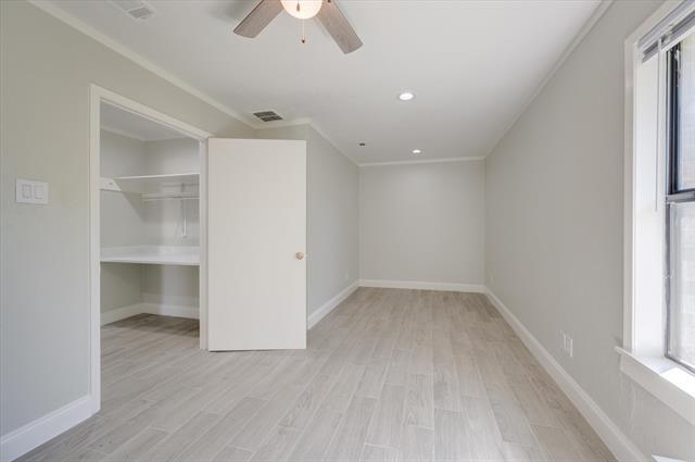 Building Photo - 304 Oak Dr