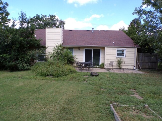 Building Photo - Nice 3 Bedroom 2 Bathroom House In South C...