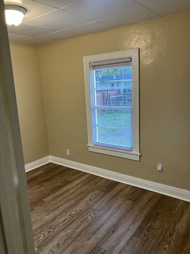 Building Photo - 3 bed 1 bath single family home