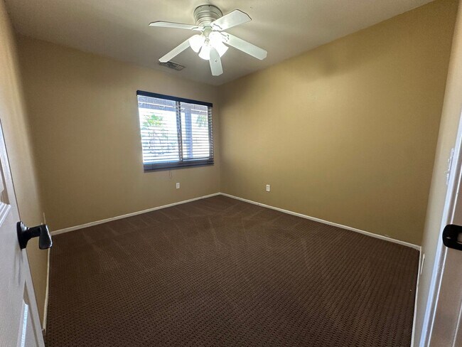 Building Photo - Welcome to this 4 bed 2 bath home!