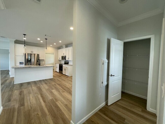 Building Photo - 34616 Ballyhoo Dr