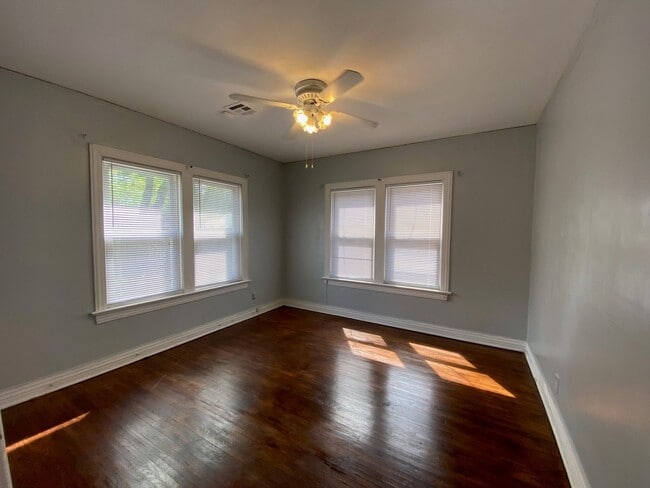 Building Photo - ADORABLE duplex in fantastic Brookside loc...