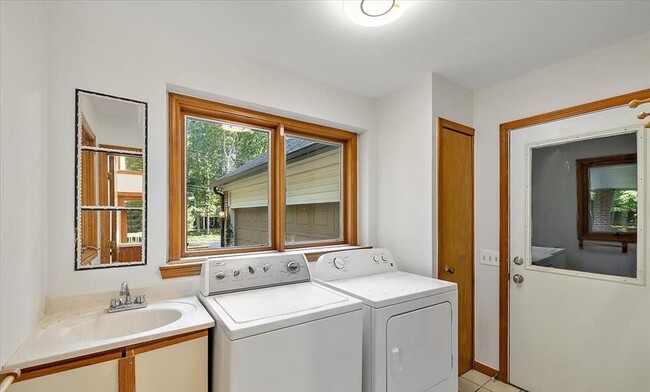 Building Photo - 28118 Forestbrook Dr