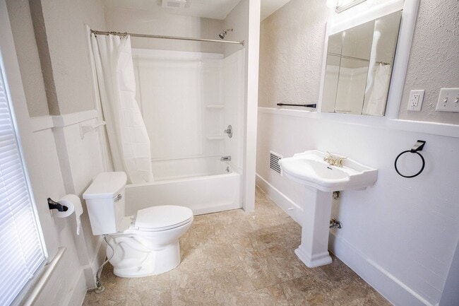 Building Photo - Spacious and Beautidul Four Bedroom Home!