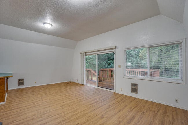 Building Photo - COUNTRY LIVING JUST OUTSIDE Of washougal