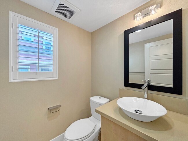 Building Photo - Stunning 3B/3.5BA Townhouse in Mission Val...