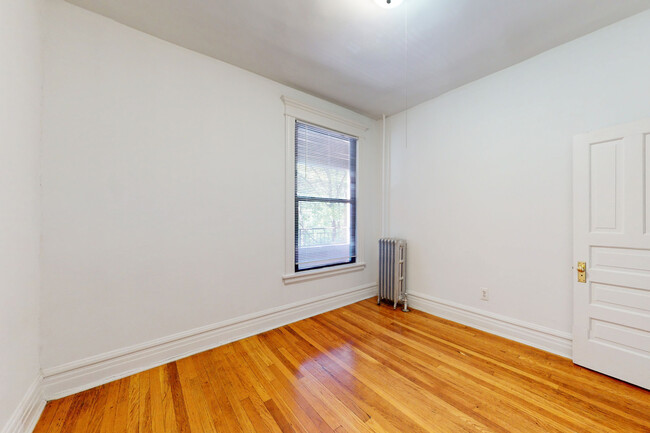 Bedroom - 5405-5407 S. Woodlawn Avenue