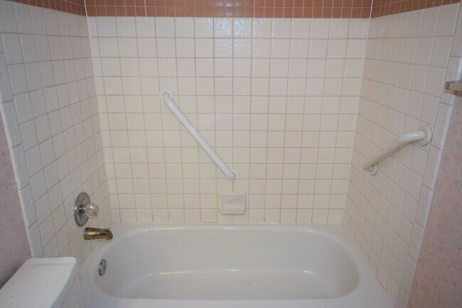 Building Photo - 3 Bedroom, 2 bath, 2 living areas, La Cueva area