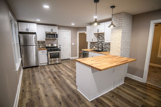 Building Photo - 453 Abbott Rd