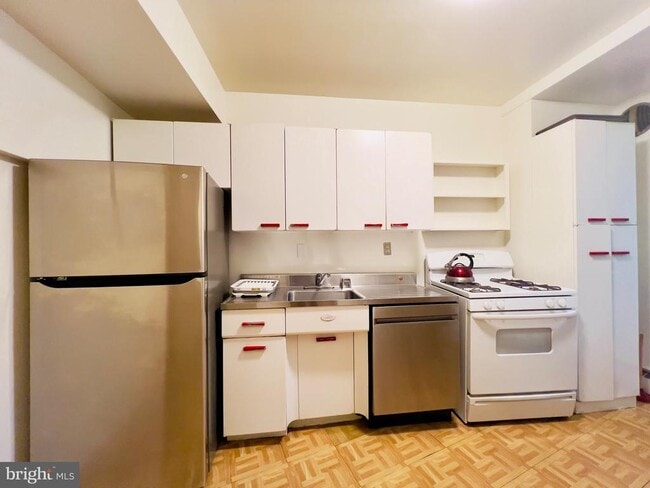 Building Photo - 4200 Cathedral Ave NW